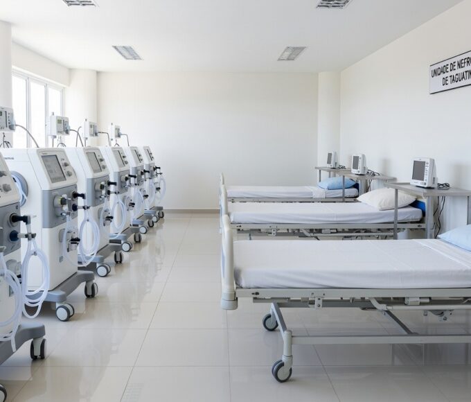 Ala de nefrologia modernizada no Hospital Regional de Taguatinga, com expansão de hemodiálise e equipamentos avançados.