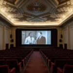 Sala de cinema vazia no Brasil, simbolizando luto pela morte do ator Robert Duvall, vencedor do Oscar e ícone de O Poderoso Chefão.