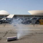 Viatura da PM em Brasília com spray de pimenta caído, representando incidente com deputado Fábio Felix.
