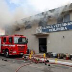 Viaturas de bombeiros em frente a clínica veterinária em Ceilândia após resgate de animais de incêndio.