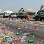 Rua em Brasília com lixo pós-Carnaval sendo recolhido por caminhões do SLU, totalizando 29 toneladas, dobro de 2025.