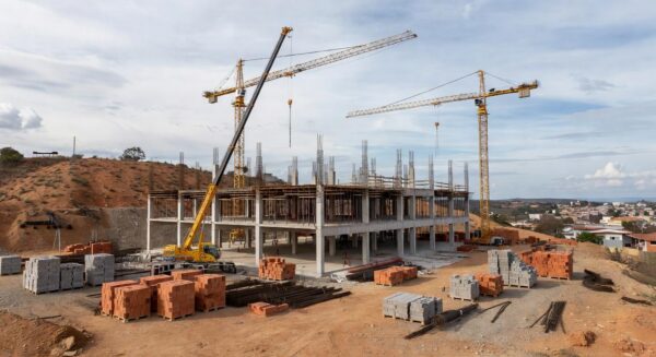 Canteiro de obras do novo Capsi em Recanto das Emas, DF, com 40% de conclusão.