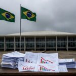 Edifício da CLDF em Brasília com documentos e gráficos de metas fiscais falhas de 2025 sob críticas.