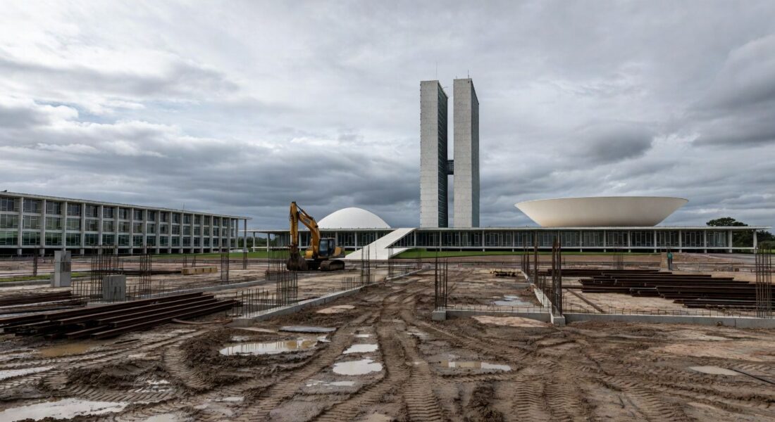 Vista da Esplanada dos Ministérios em Brasília com edifícios governamentais e céu nublado, simbolizando temores econômicos pelo novo PDOT no DF.
