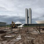 Vista da Esplanada dos Ministérios em Brasília com edifícios governamentais e céu nublado, simbolizando temores econômicos pelo novo PDOT no DF.