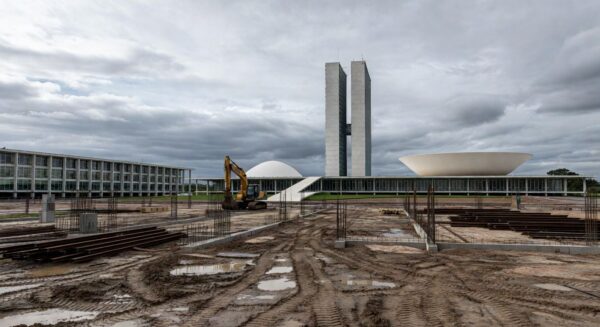 Vista da Esplanada dos Ministérios em Brasília com edifícios governamentais e céu nublado, simbolizando temores econômicos pelo novo PDOT no DF.
