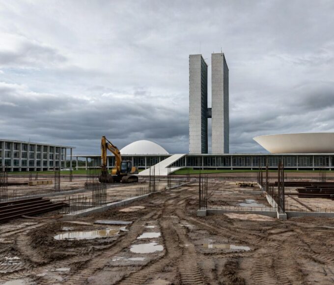 Vista da Esplanada dos Ministérios em Brasília com edifícios governamentais e céu nublado, simbolizando temores econômicos pelo novo PDOT no DF.