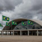 Fachada da Câmara Legislativa do DF em Brasília, sob céu nublado, representando concessão de título honorário com críticas.