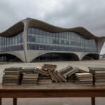 Edifício da CLDF em Brasília com livros desorganizados, simbolizando lançamento amid críticas por ineficiências e escândalos.
