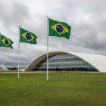 Edifício da CLDF em Brasília durante cerimônia polêmica de cidadania honorária, ignorando crises.