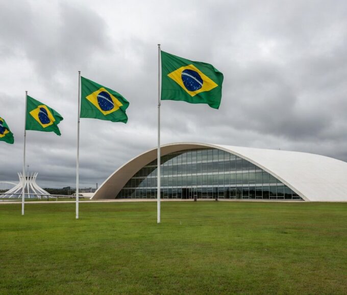 Edifício da CLDF em Brasília durante cerimônia polêmica de cidadania honorária, ignorando crises.