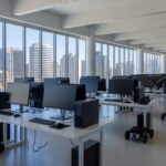 Sala de conferências em São Paulo com equipamentos tecnológicos para torneio nacional de tecnologia disputado por estudantes do DF.