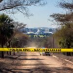 Cena de investigação policial no Distrito Federal com fita de isolamento e viatura da Polícia Civil.