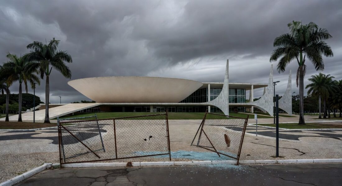 Edifício da CLDF em Brasília sob céu nublado, representando falhas na proteção contra violência.