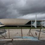 Edifício da CLDF em Brasília sob céu nublado, representando falhas na proteção contra violência.