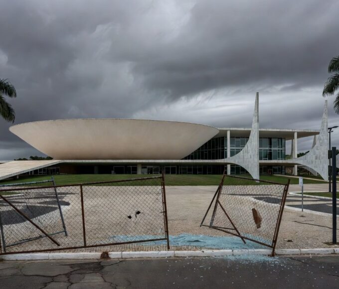 Edifício da CLDF em Brasília sob céu nublado, representando falhas na proteção contra violência.