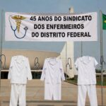 Edifício da CLDF em Brasília com banner de 45 anos do Sindicato dos Enfermeiros, simbolizando celebração e críticas por demandas ignoradas.