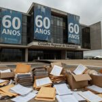 Clínica odontológica deteriorada em Brasília, expondo falhas persistentes na odontologia do DF.