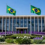Tribunal de justiça em Brasília com símbolos de campanha contra violência à mulher, como fitas roxas e flores de paz.