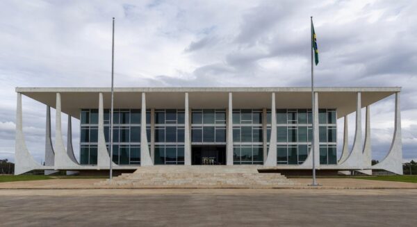 Edifício do STF em Brasília representando negação de recebimento de mensagens por Alexandre de Moraes.