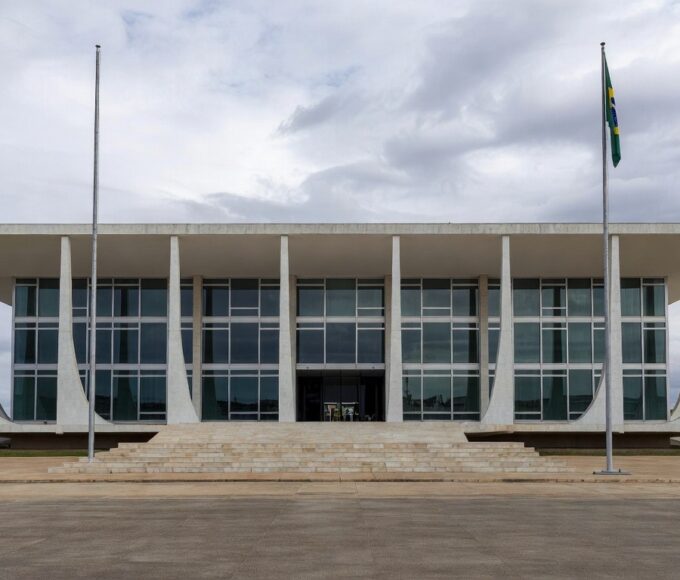 Edifício do STF em Brasília representando negação de recebimento de mensagens por Alexandre de Moraes.