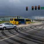 Avenida em Brasília com trânsito intenso, representando aumento de mortes de mulheres no trânsito segundo estudo do Detran-DF.