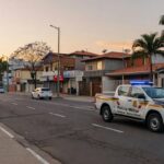 Viatura da PMDF em rua de Taguatinga durante operação de prisão por roubo.