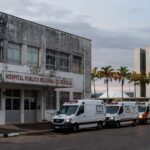 Fachada deteriorada de hospital público em Brasília, expondo falhas na saúde do DF.