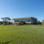 Campus universitário público em Brasília, representando alta de 77% em matrículas no ensino superior até 2024.