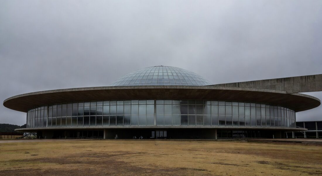 Fachada do TJDFT em Brasília sob céu nublado, representando polêmica sobre título de Cidadão Honorário.