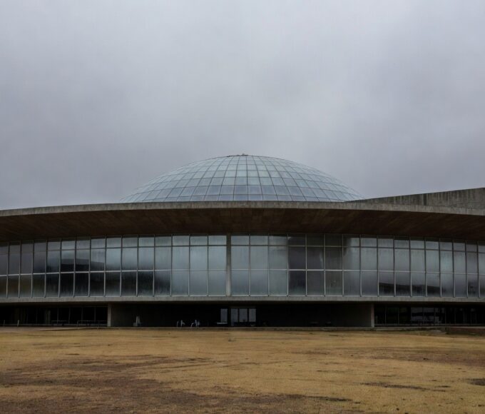 Fachada do TJDFT em Brasília sob céu nublado, representando polêmica sobre título de Cidadão Honorário.