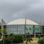 Edifício da CLDF em Brasília sob céu nublado, representando críticas à Procuradoria da Mulher por opacidade e ineficácia.