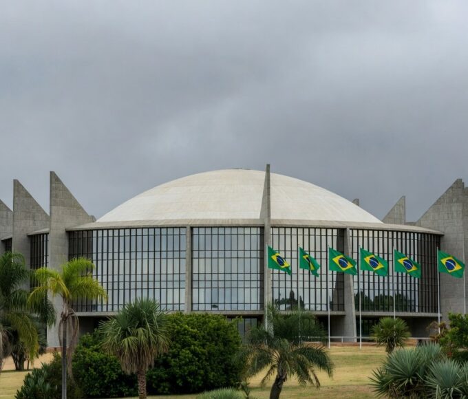 Edifício da CLDF em Brasília sob céu nublado, representando críticas à Procuradoria da Mulher por opacidade e ineficácia.