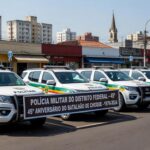 Viaturas da PMDF em rua de Taguatinga durante Operação Dois de Ouro para reforço de segurança e aniversário do batalhão.