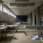 Hospital público em Brasília com sinais de negligência, representando descaso no sistema de saúde para doenças raras.