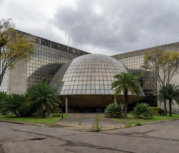 Edifício da Câmara Legislativa do DF em Brasília sob céu nublado, representando homenagem polêmica a corretores.
