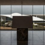 Edifício da CLDF em Brasília sob céu nublado, representando concessão de título honorário a médico com críticas por prioridades ignoradas.