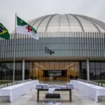 Edifício da CLDF em Brasília, com salão vazio para cerimônia em meio a crise orçamentária e críticas.