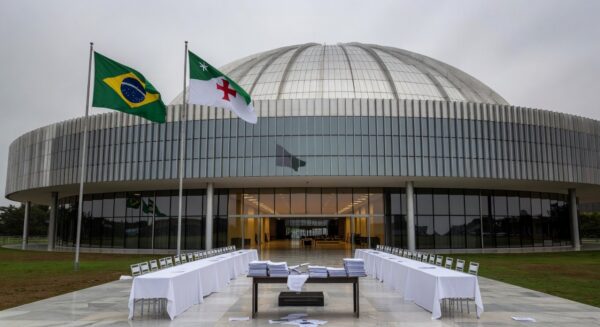 Edifício da CLDF em Brasília, com salão vazio para cerimônia em meio a crise orçamentária e críticas.