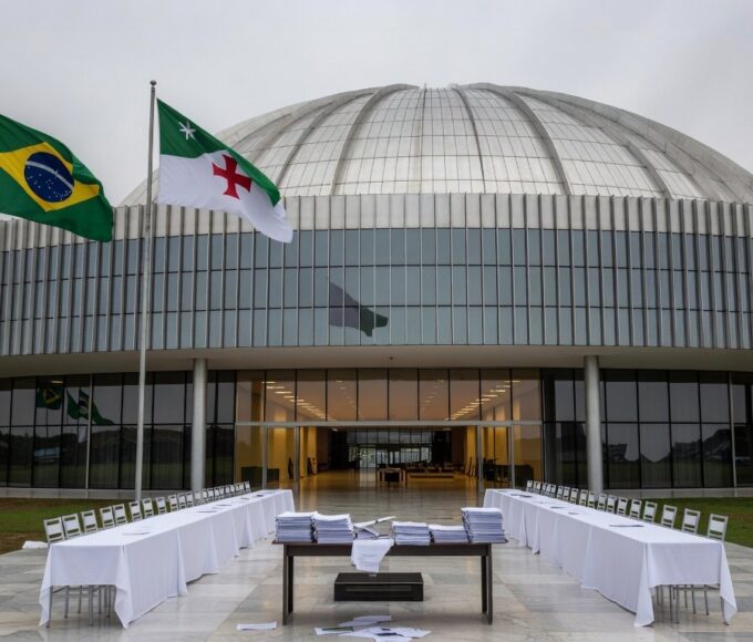 Edifício da CLDF em Brasília, com salão vazio para cerimônia em meio a crise orçamentária e críticas.