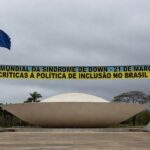 Fachada da CLDF em Brasília com símbolos do Dia Mundial da Síndrome de Down e falhas em rampas de acessibilidade.