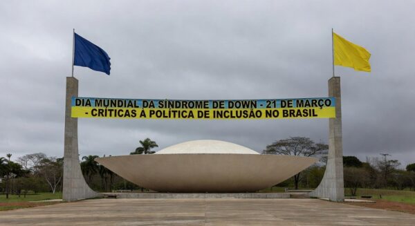 Fachada da CLDF em Brasília com símbolos do Dia Mundial da Síndrome de Down e falhas em rampas de acessibilidade.