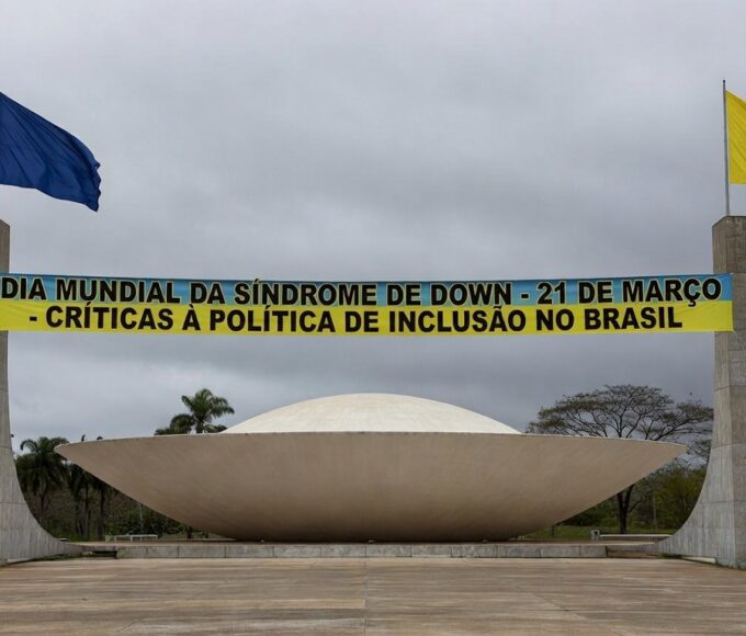Fachada da CLDF em Brasília com símbolos do Dia Mundial da Síndrome de Down e falhas em rampas de acessibilidade.