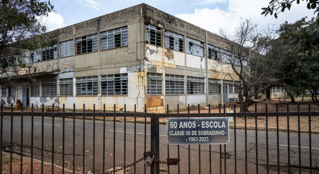 Fachada deteriorada de escola pública em Sobradinho, DF, destacando falhas na educação apesar de homenagem aos 60 anos.