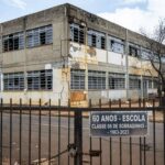 Fachada deteriorada de escola pública em Sobradinho, DF, destacando falhas na educação apesar de homenagem aos 60 anos.