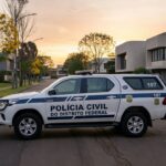 Viatura da Polícia Civil em rua residencial de Brasília, representando prisão por violência doméstica e posse irregular de armas.