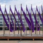 Palco com faixas roxas contra feminicídio em frente ao Palácio do Buriti, Brasília, DF.