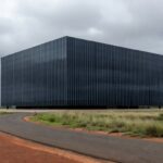 Fachada da sede da Caesb em Brasília com bandeiras a meio mastro em sinal de luto pela morte de advogado.