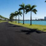 Ciclovia inaugurada no Lago Sul, Brasília, com vista para o Lago Paranoá e paisagem urbana do Distrito Federal.