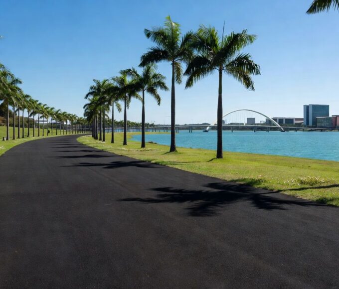 Ciclovia inaugurada no Lago Sul, Brasília, com vista para o Lago Paranoá e paisagem urbana do Distrito Federal.